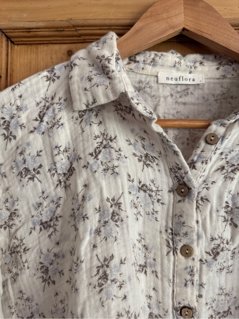 Neuflora Cotton Gauze Cream Floral Button-Up Crop Top - Picture 2 of 2